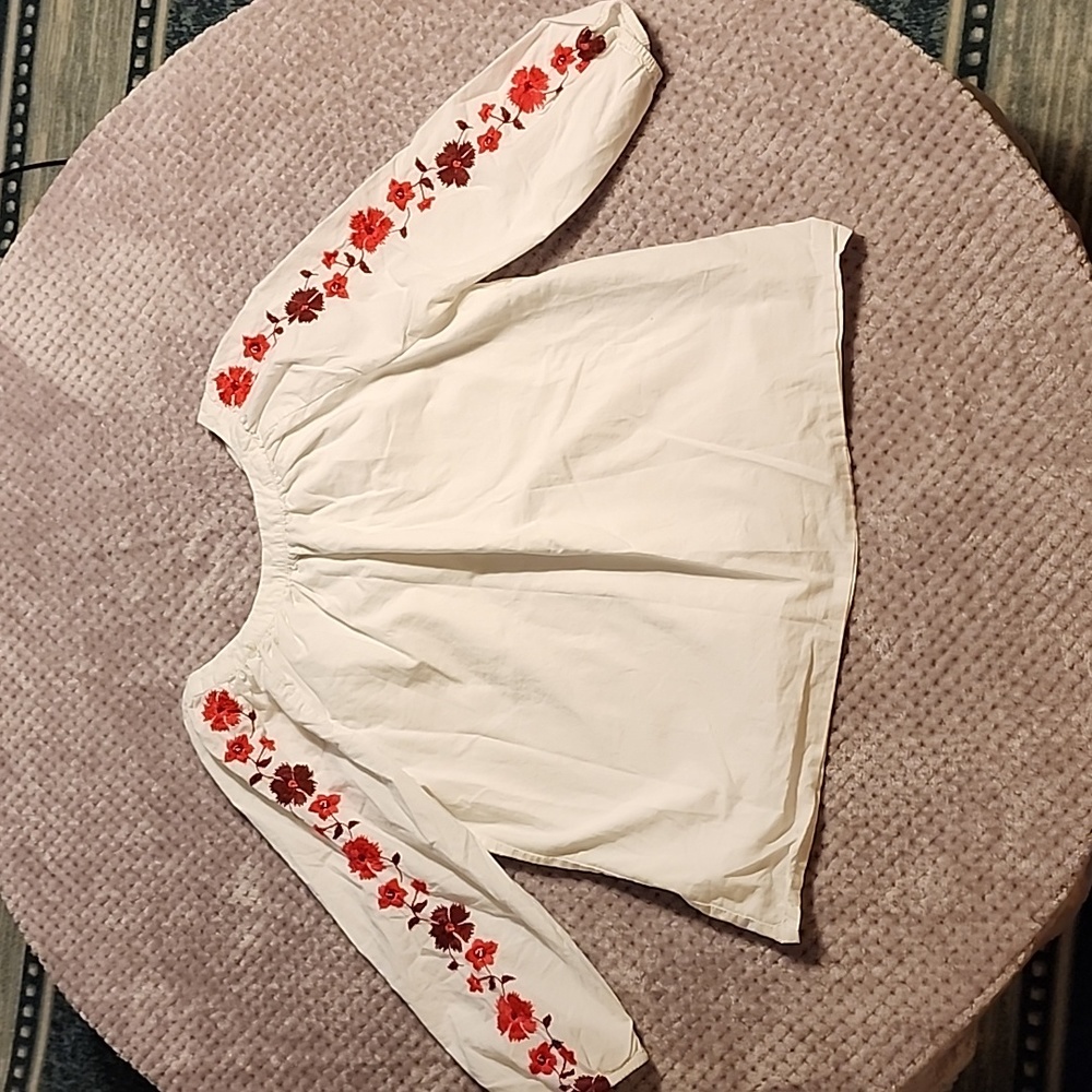 Gap kids white blouse with embroidered flowers on sleeves
